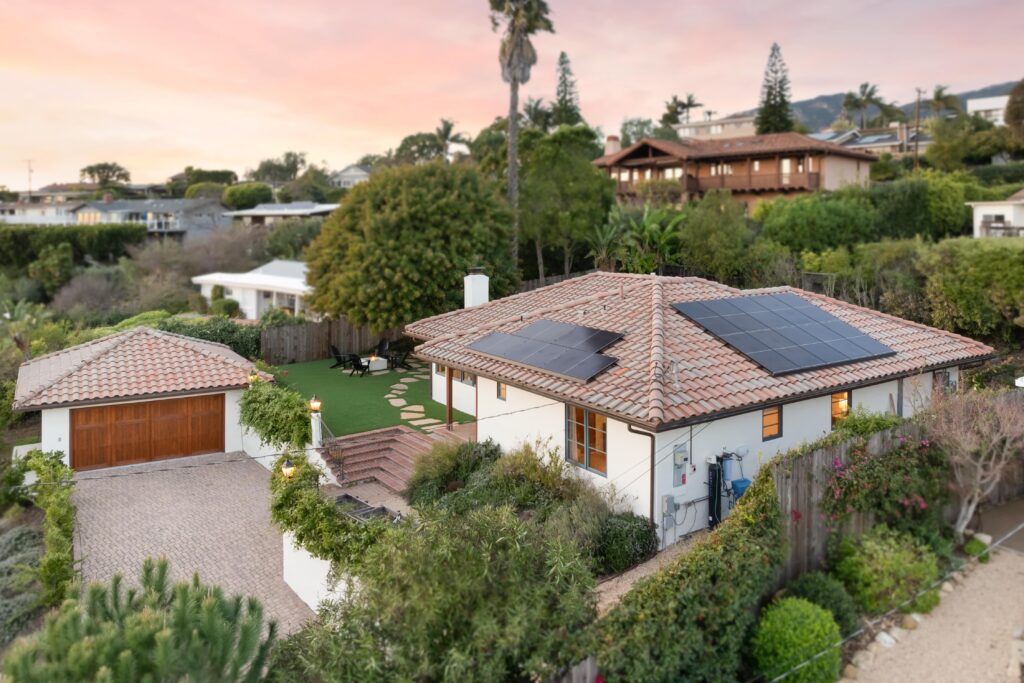 this-house-features-an-elevated-courtyard-and-roof